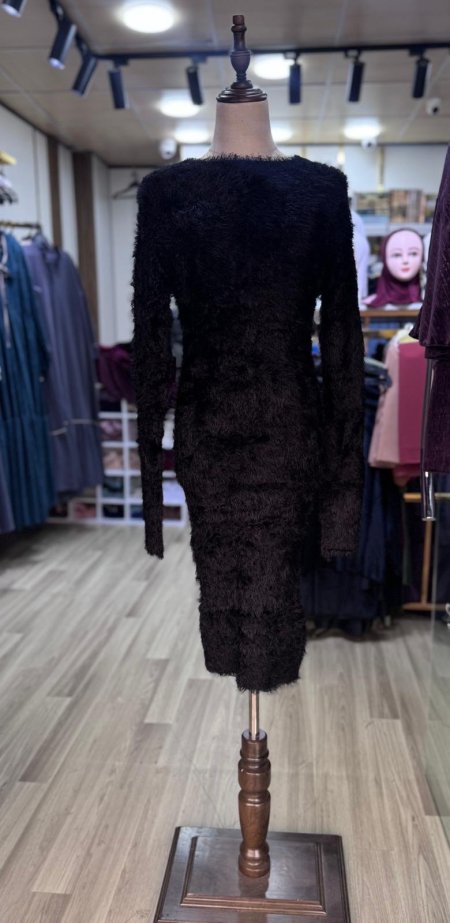 أسود عليه ريش